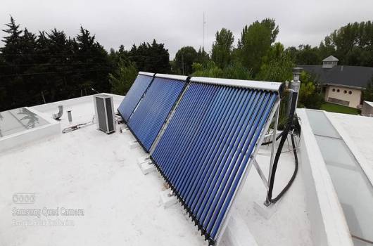 Paneles solares instalados sobre un techo