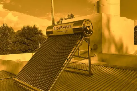 Termotanque solar de tubos al vacío sobre una terraza