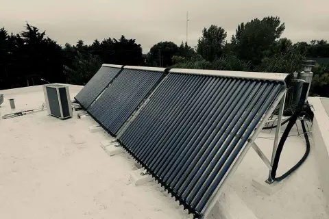Colectores solares de tubos al vacío sobre una terraza plana