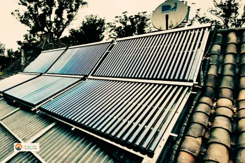 Colectores solares de tubos al vacío sobre un techo de tejas