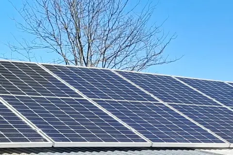 Primer plano de paneles fotovoltaicos sobre un techo