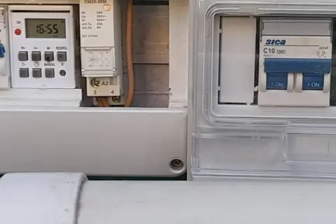 Tablero eléctrico con medidor y llaves termomagnéticas de una instalación solar