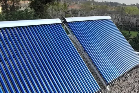 Dos colectores solares de tubos al vacío sobre una terraza