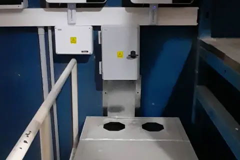 Cajas de conexión eléctrica de una instalación solar, junto a una escalera metálica
