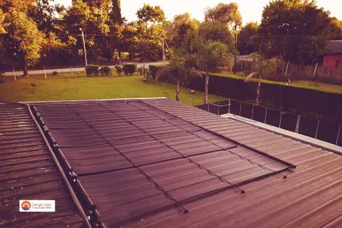 Colectores solares para pileta sobre un techo de chapa