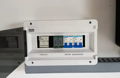 Tablero de protecciones de una instalación fotovoltaica, con las llaves de paneles y de generador