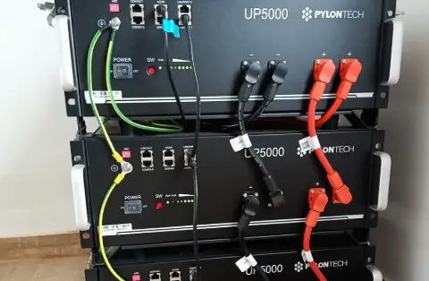 Baterías de litio Pylontech UP5000 apiladas en un rack, con sus cables de conexión