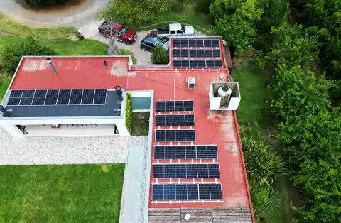 Casa quinta con paneles solares en dos techos, vista aérea