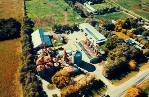 Vista aérea de una planta rural con silos y galpones