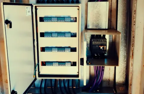 Tablero eléctrico abierto con llaves termomagnéticas y cableado de una instalación solar