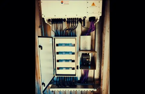 Tablero eléctrico con inversor y cableado ordenado de una instalación solar